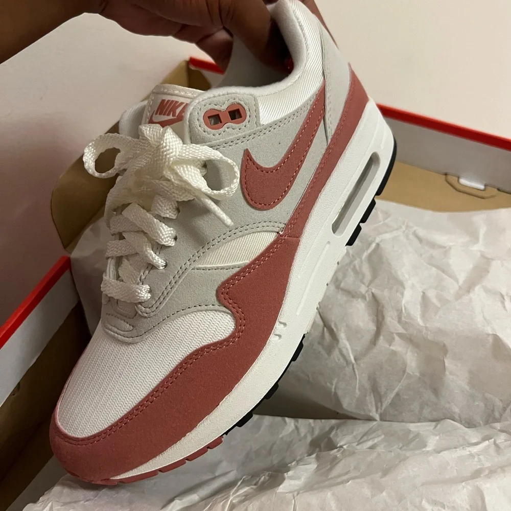Nike Air Max sneaker in white and rose pink